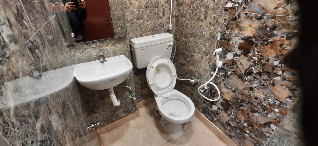 Aggarwal Luxury Room With Private Kitchen Washroom And Balcony Along With Fridge, Ac, Android Tv, Wifi In Main Lajpat Nagar Új-Delhi Kültér fotó